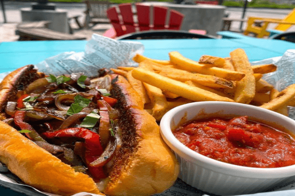 Carrot Hot Dog et frites au cheddar et au bacon (Un légume, trois